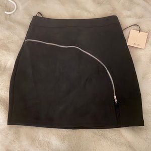 BLACK MINI SKIRT